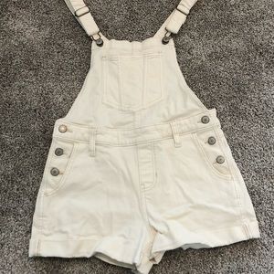 Old navy short overalls in off white 🤍